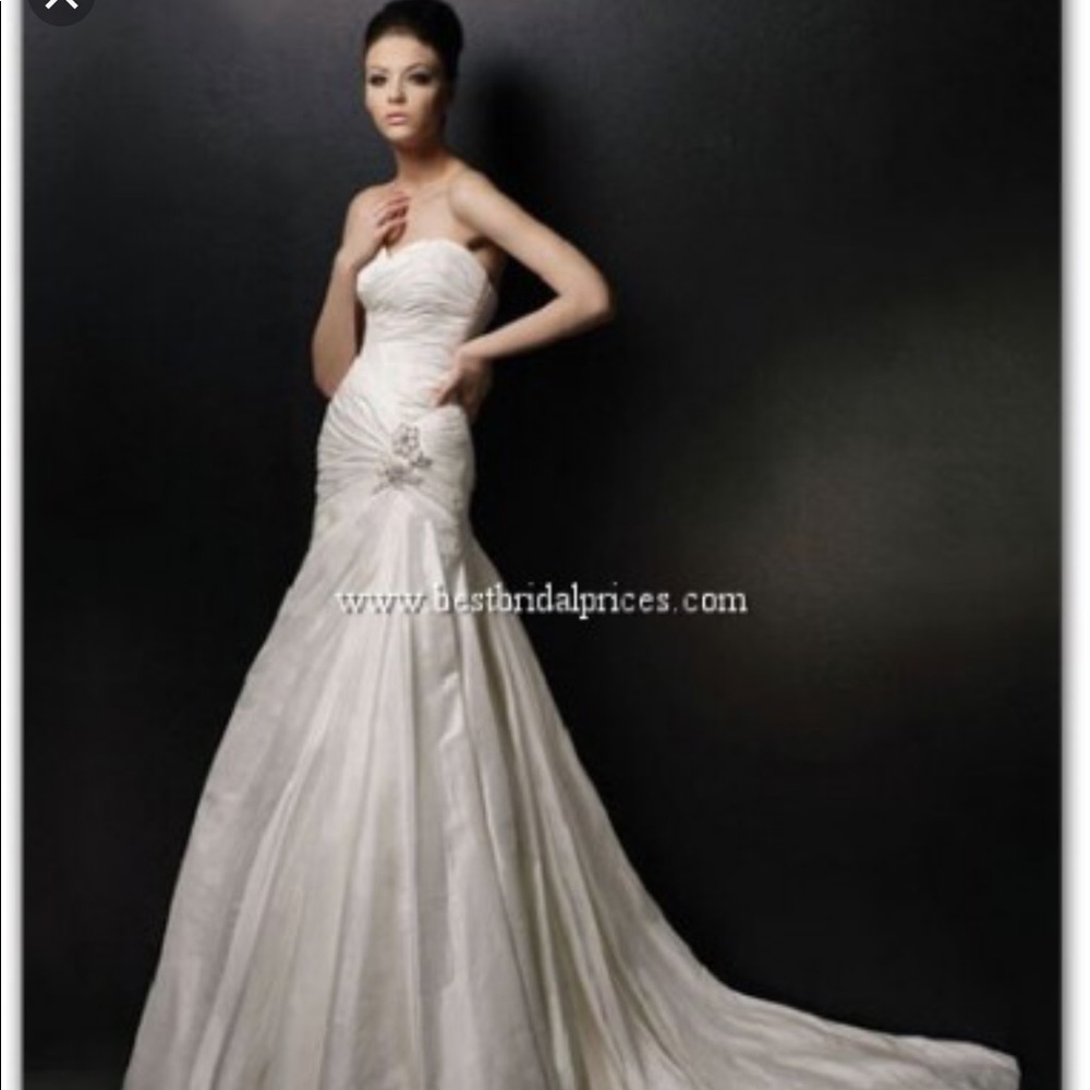 Enzoani Bridal Couture Dress: Size 12 Like new,